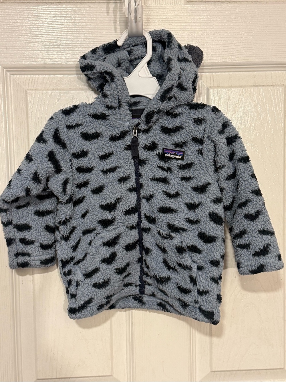 Patagonia Kids Sherpa Hoodie in Light Gray with Black Spots